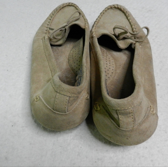 L.L. Bean Loafer Flats Women's Size 9 Beige Tan Leather Moccasin Stitched Foot - Picture 2 of 4